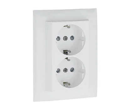 Розетка подвійна ШУКО LOGUS 250V/16A біла